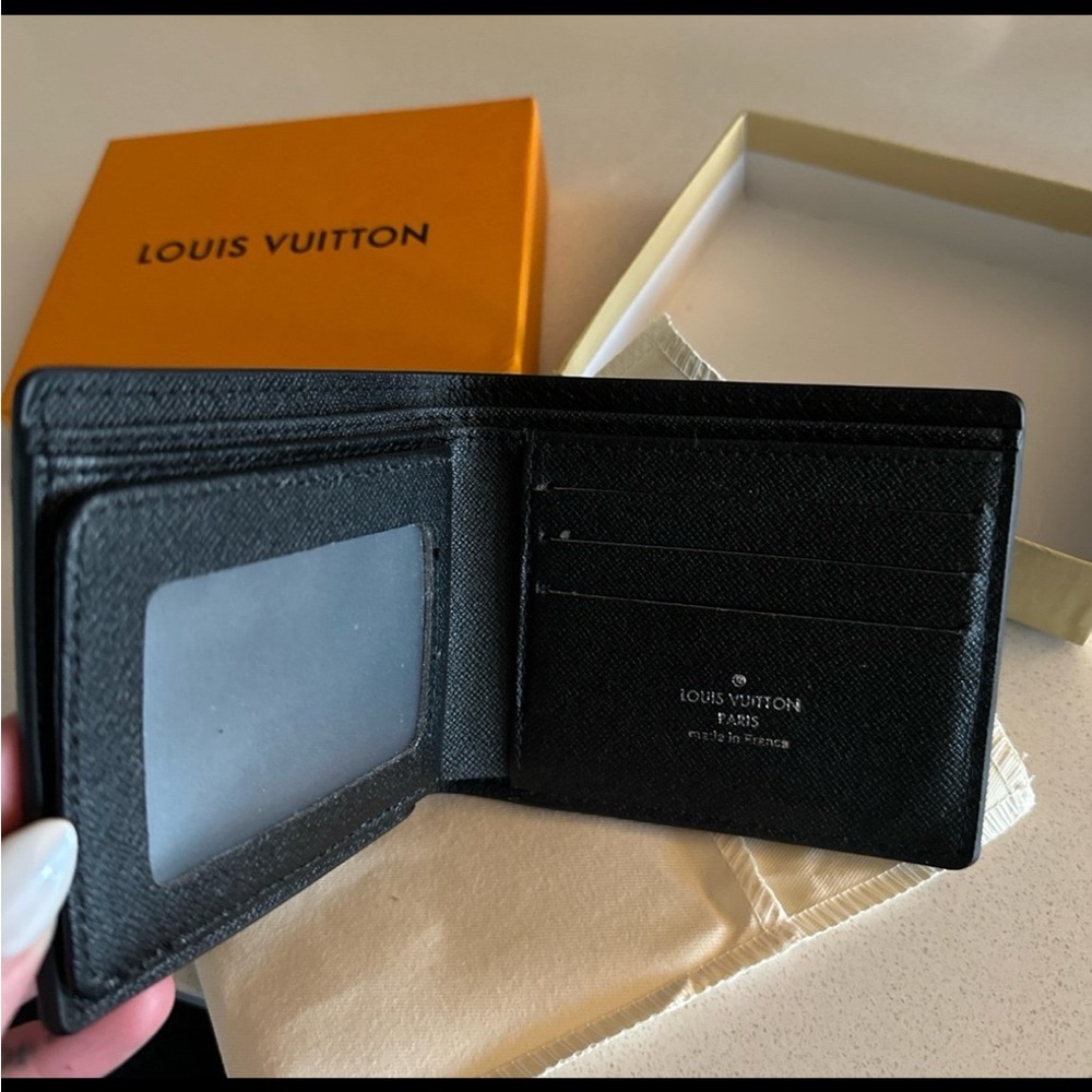 Loui Vuitton men’s wallet. New